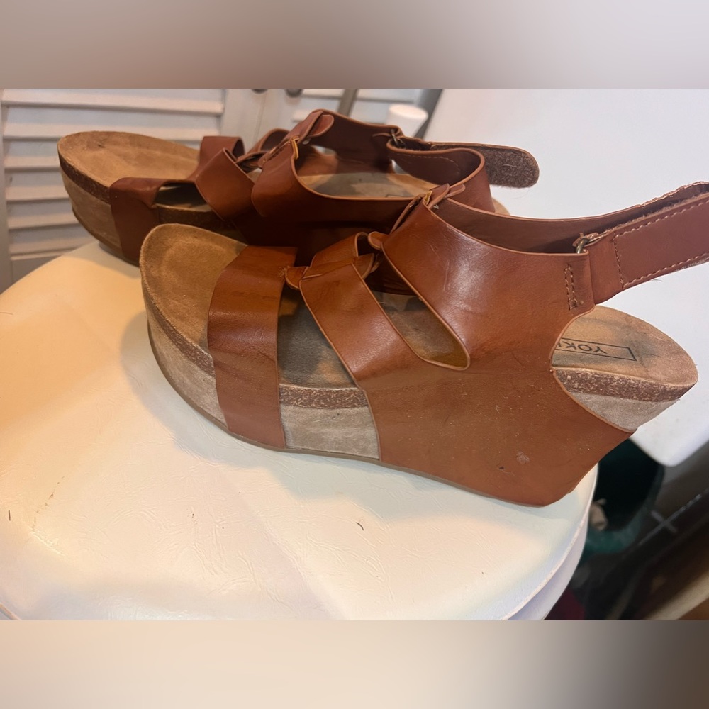 Super cute and comfortable wedge sandals.